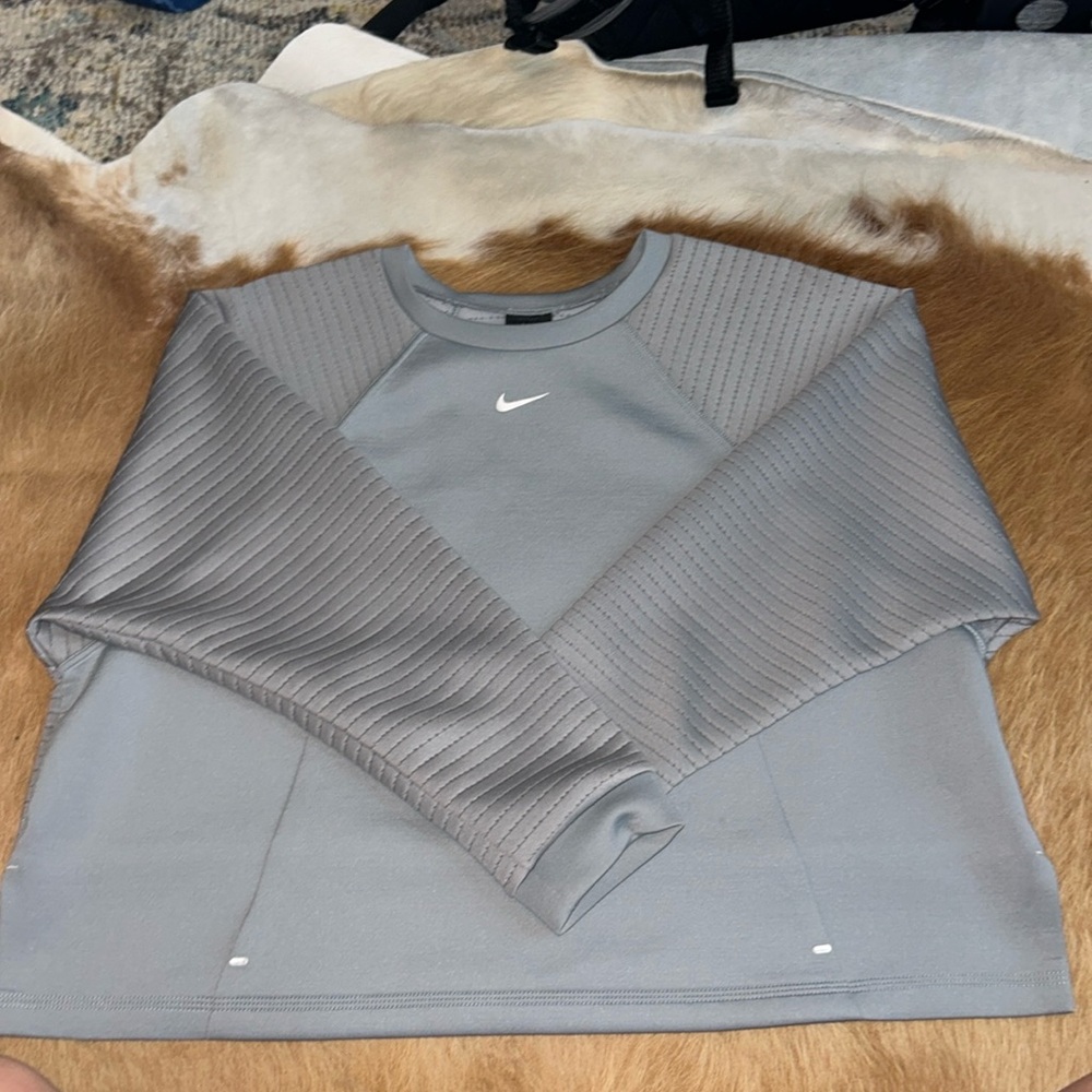 Nike women’s cropped running pullover.